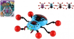 Zirneklis, kas kāpj pa stiklu