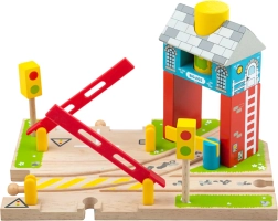 Koka dzelzceļa pārbrauktuve ar signālu