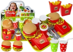 Bērnu komplekts: hamburgers, frī kartupeļi un dzērieni uz paplātes