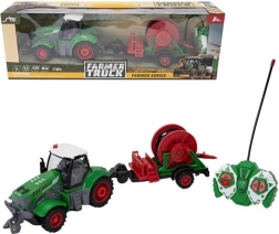 Tālvadāms traktors ar laistīšanas šļūteni