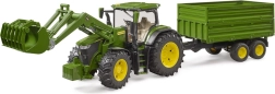 Traktors John Deere 7R ar frontālo iekrāvēju un piekabi