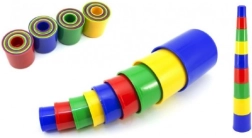 Krāsaina kausiņu stāvlaukumu piramīda