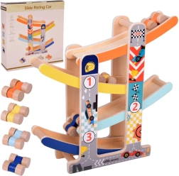 Koka automašīnu izklaides trase ar slidkalniņu