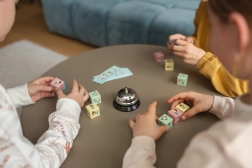 Ātrie kauliņi – reakcijas spēle bērniem