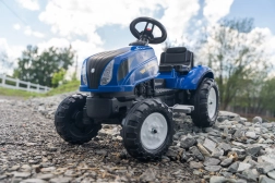 Falk pedāļu traktors New Holland ar piekabi un atveramu motora pārsegu no 2 gadiem
