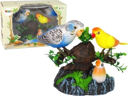 Dziedoši kustīgie papagaiļi uz krāsaina kociņa