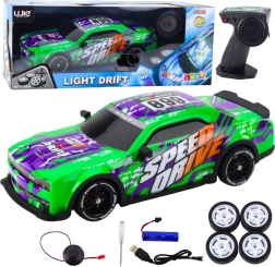 RC sporta auto ar apgaismotu virsbūvi un driftu – zaļš