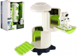 Kosmosa stacija ar gaismām un skaņām ar astronautu, darbojas ar baterijām