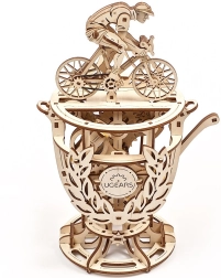 Koka mehāniskā 3D puzle UGEARS Velosipēdists – kauss ar kustīgu mehānismu