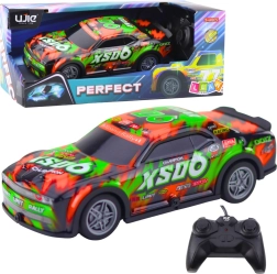 RC sacīkšu auto ar spīdošu virsbūvi oranži‑zaļā krāsā
