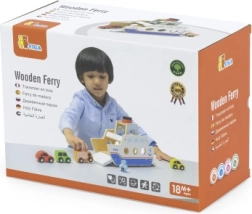 Koka prāmis ar mašīnītēm un apkalpi