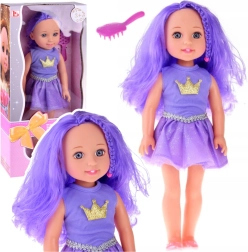 Lelle ar violetiem matiem, violetā kleita un matu suka
