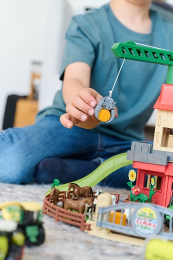 Funkcionāls celtnis ar trīsi kravu pacelšanai