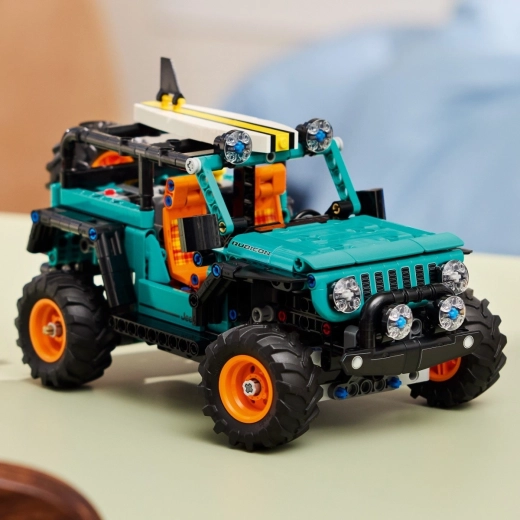 Atverams motora pārsegs ar V6 motoru