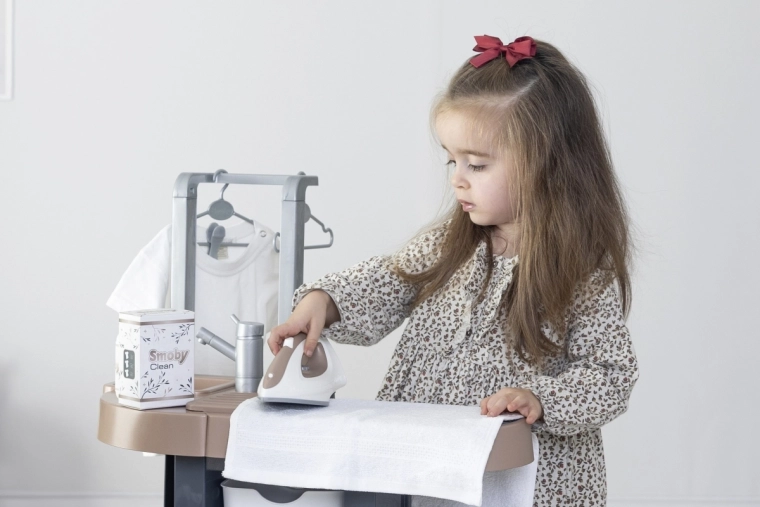 Extensive accessories for housekeeping play