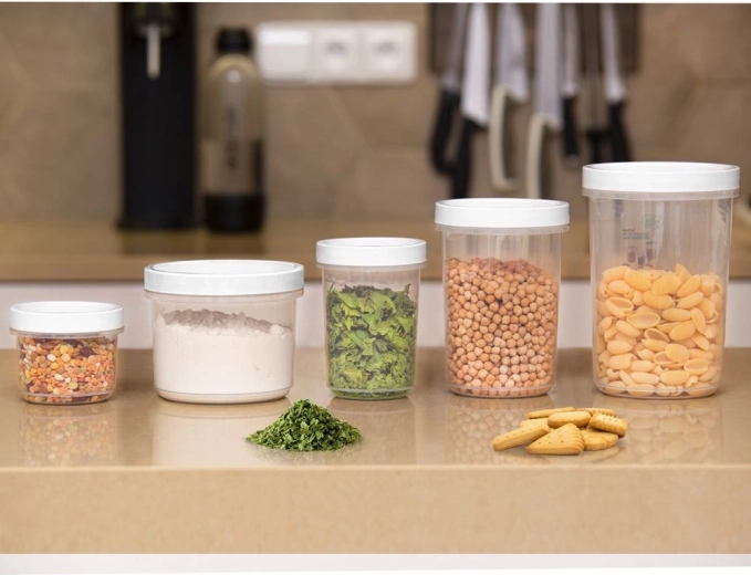 Kārtība pieliekamajā, pateicoties sakraujamam dizainam