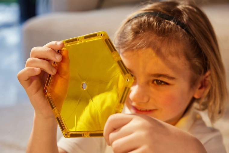 Learning shapes and colour perception through play