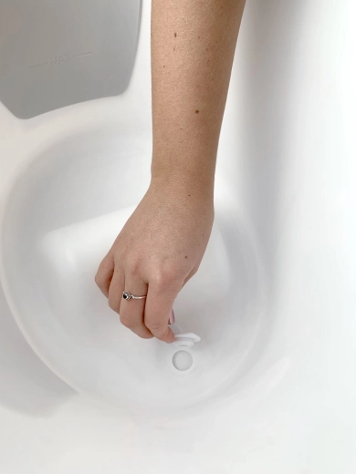 Practical plug for quick draining of water