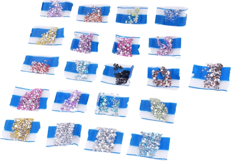 Vairāk nekā 3000 mirdzošu kristāliņu