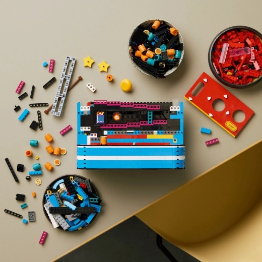 1367 detaļas un gudra būvēšana ar LEGO Builder