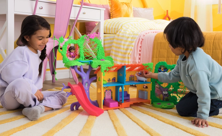 Liela daudzlīmeņu māja pilna piedzīvojumu