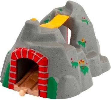 Adventurous mountain tunnel for a railway set