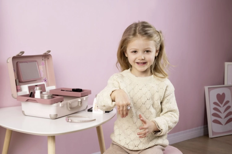 Portable case with a mirror