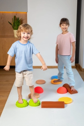 Maināmas komplektācijas un pakāpeniska grūtības palielināšana