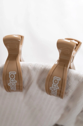 Kompakti klipši elegantā bēšā krāsā