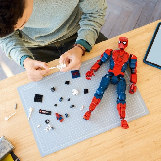 Minifigure, nameplate, and fun building with LEGO Builder