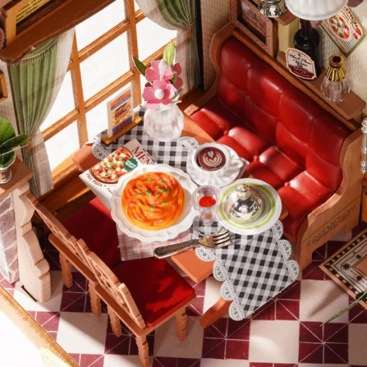 Detalizēts mini bistro kā dekorācija