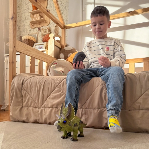 Lights and dinosaur roar