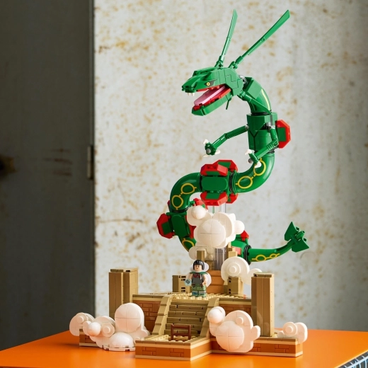 Debesu staba pamatne un Zinnijas minifigūra