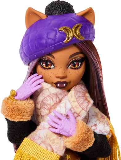 Clawdeen Wolf in winter style with accessories