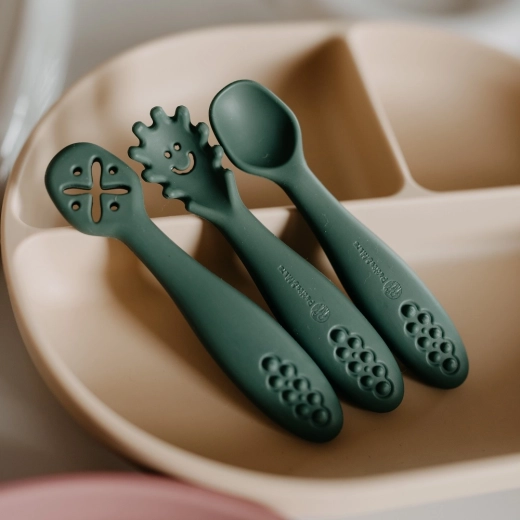 Ergonomic grip and controlled feeding