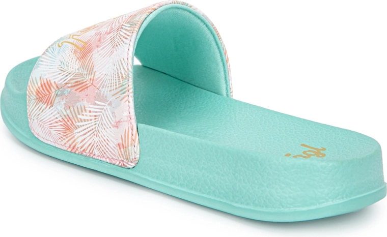Ergonomically shaped footbed for comfort