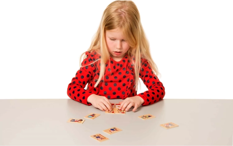 A game that develops vocabulary and focus