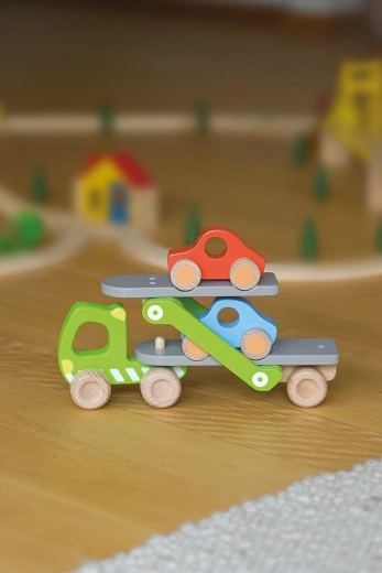 Koka automašīnu vedējs ar nolaižamu rampu un 2 autiņiem – 1 gab.