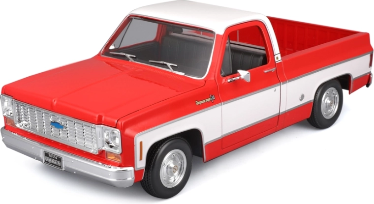 Maisto 1974 Chevrolet C10 Cheyenne Super 1:18 sarkani-balts pikapa modelis
