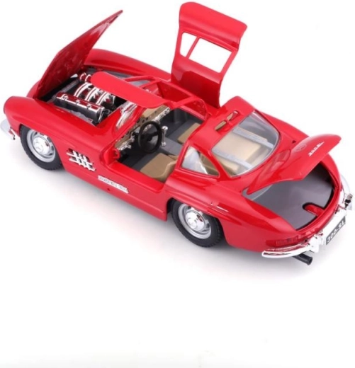 Atverams dzinēja pārsegs, durvis un bagāžnieks