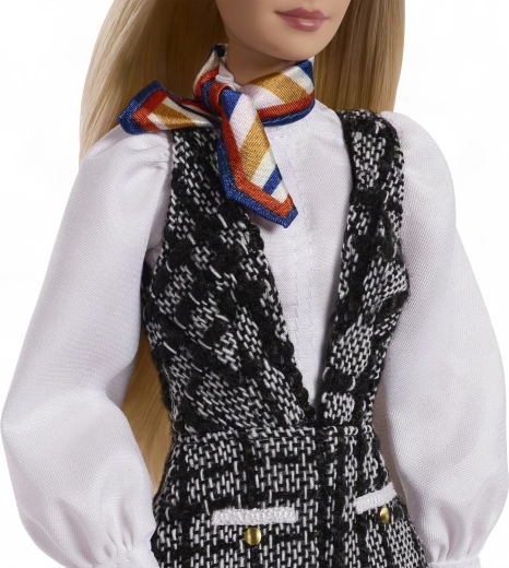 Luxurious Parisian outfit in black and white