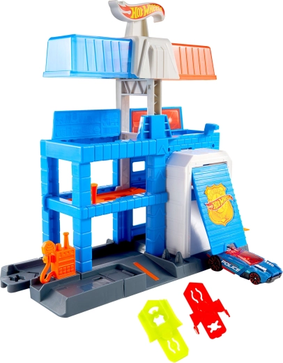 Trīs stāvi, pilni ar darbību un ātriem izbraucieniem