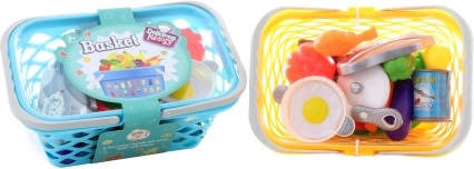 Grozs ar traukiem un pārtikas produktiem bērniem