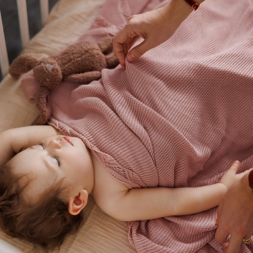 Breathable blanket with temperature regulation