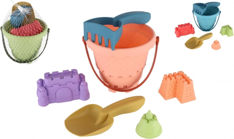 Plastmasas smilšu komplekts ar spaini, lāpstiņu, grābeklīti un 3 formiņām tīkla maisiņā