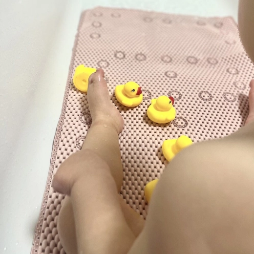 Comfort and safety when bathing children