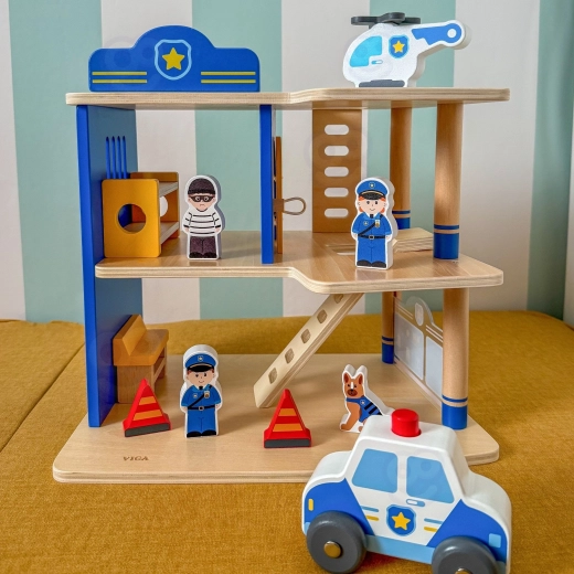 Figures, vehicles and equipment included