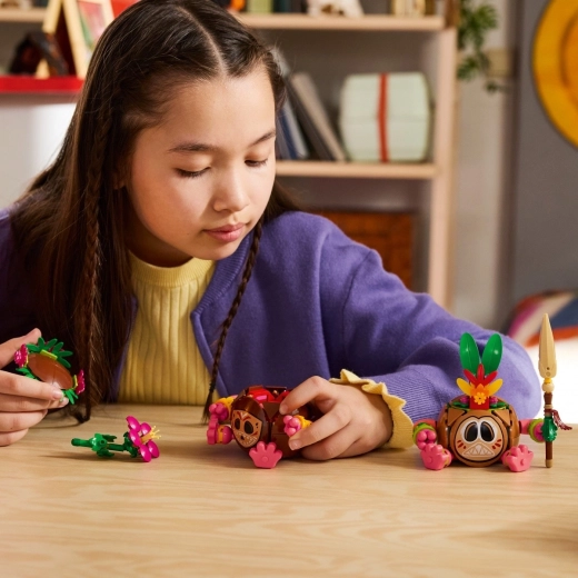Accessories and posing for action play
