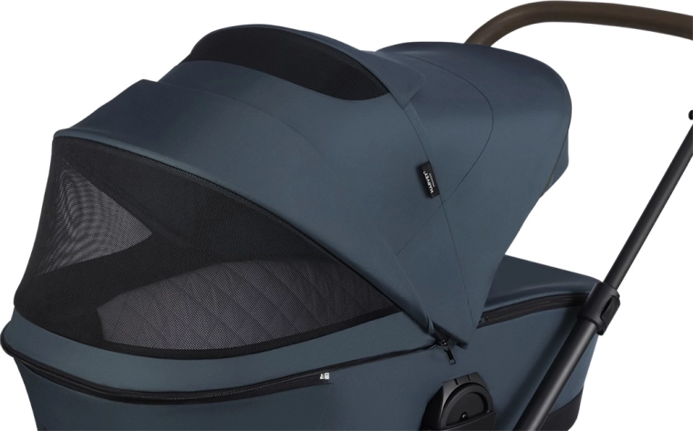 Extra-large UPF 50 canopy with ventilation