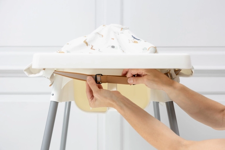 Integrēta siksniņa piestiprināšanai pie ēdamkrēsliņa paplātes